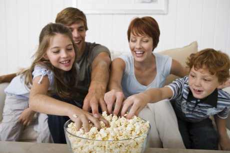 familia comiendo palomitas