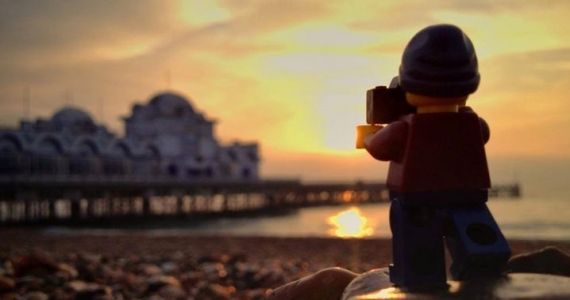 lego sacando una foto de la puesta del sol