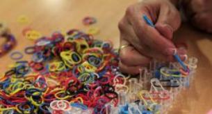 Las famosas pulseras Rainbow Loom