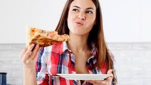chica dudando en comer pizzas