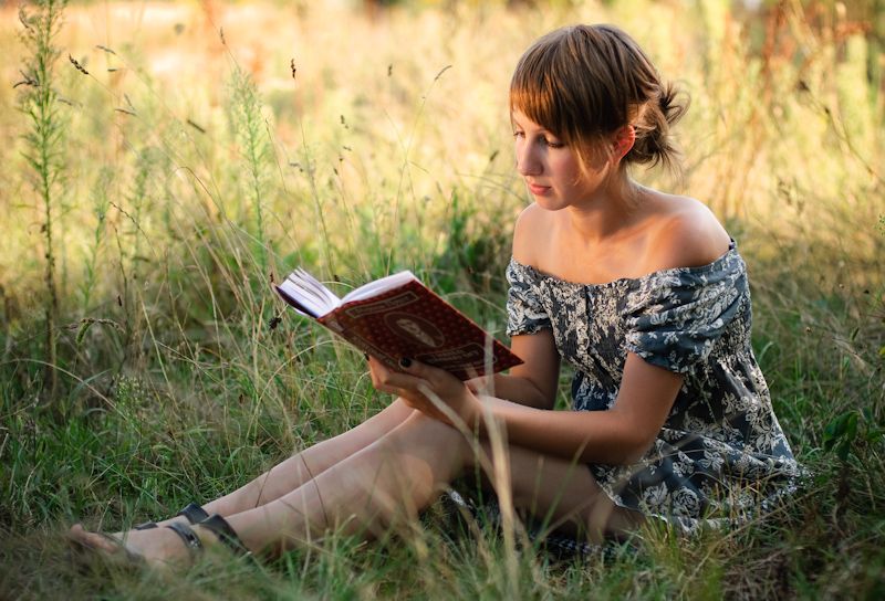 mujer leyendo