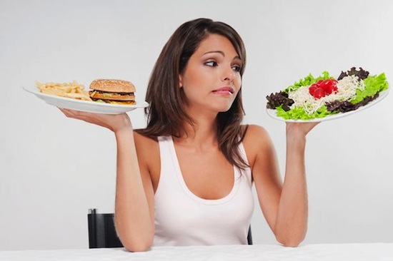 chica dudando entre hamburguesa y ensalada