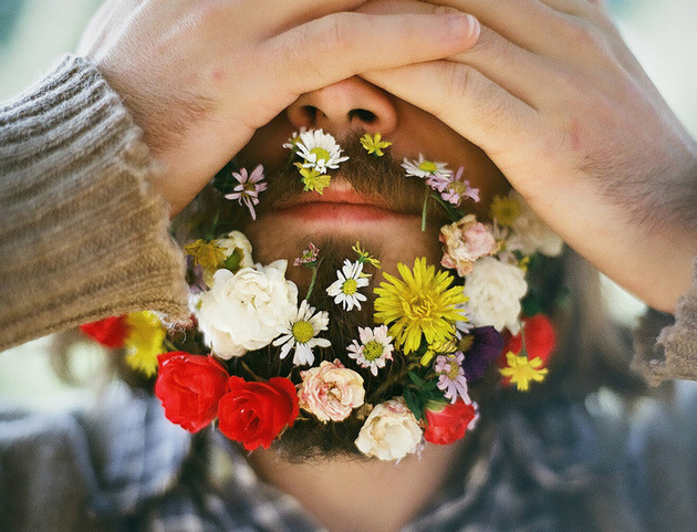 hombre con flores en la barba