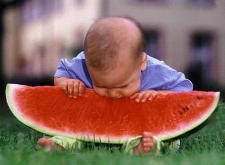 bebe comiendo sandia