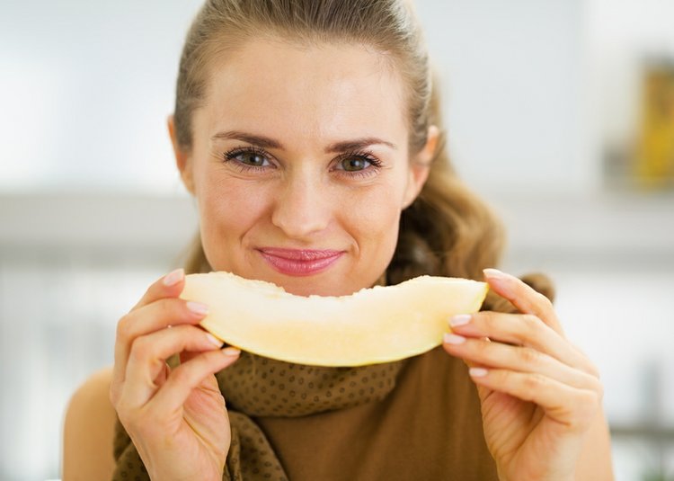 mujer comiendo un melón