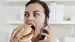 mujer come hamburguesa