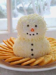 Aperitivo de queso en forma de muñeco de nieve