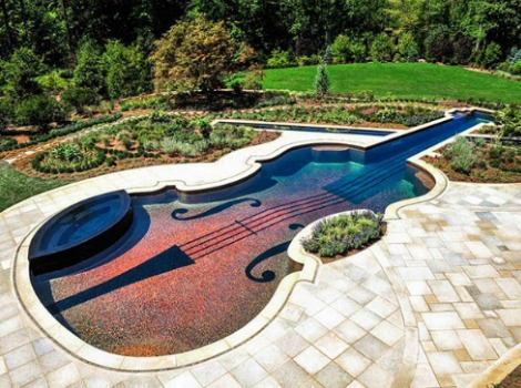 Piscina con forma de violín