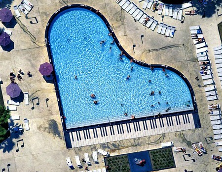 Piscina con forma de piano