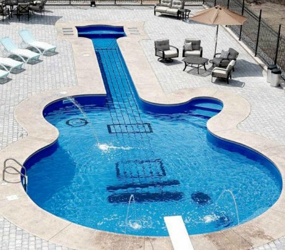 Piscina con forma de guitarra